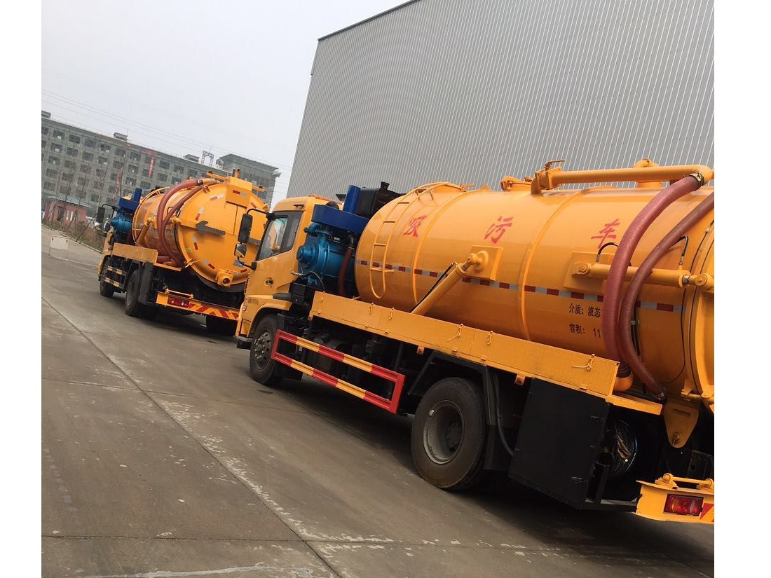 大型吸污車